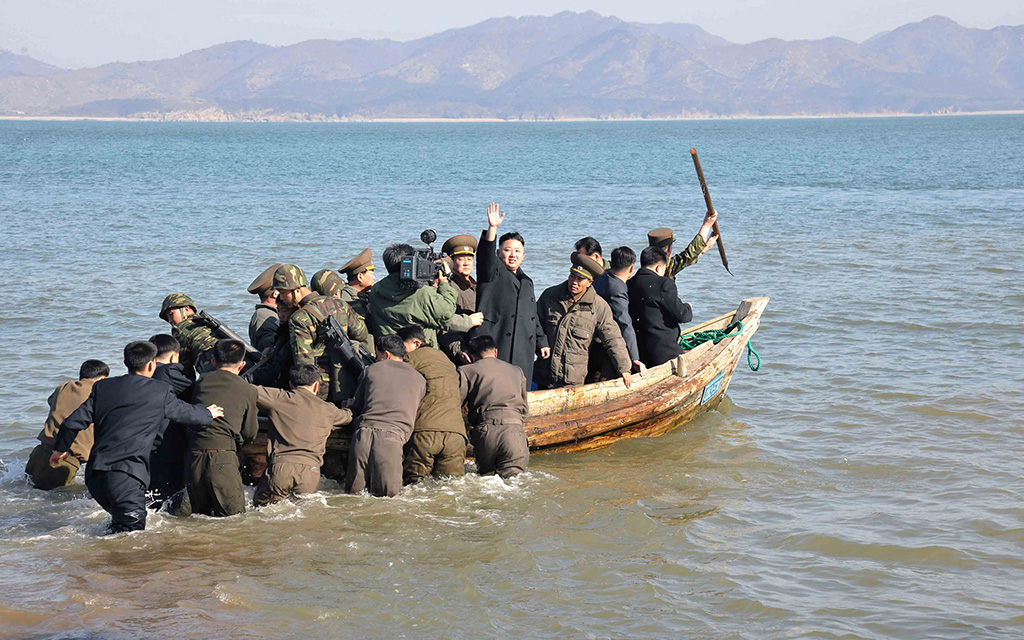 Ким Чен Ын в лодке общим планом