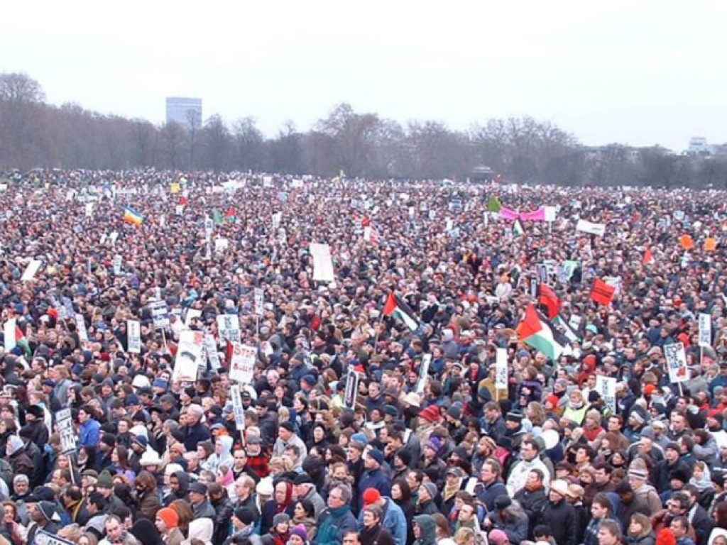 huge crowd at anti-war demo in London